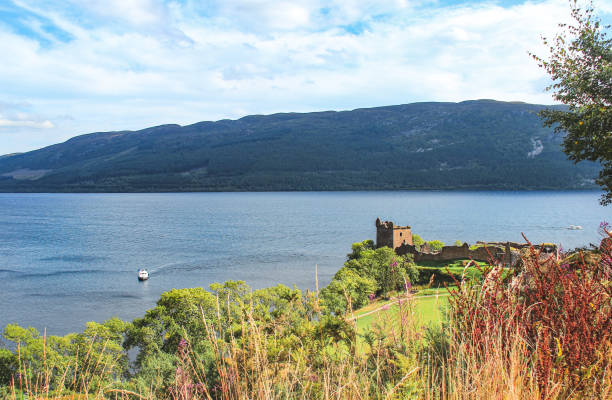 晴れた日のネス湖の航空写真 - urquhart castle ストックフォトと画像