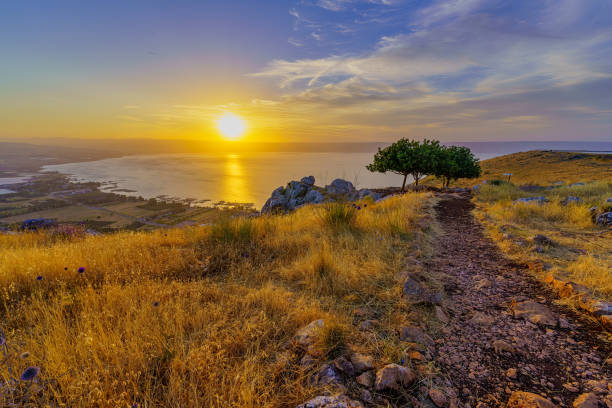 vista del amanecer del mar de galilea, desde el monte arbel - israel fotografías e imágenes de stock