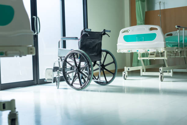 sedia a rotelle vuota parcheggiata nelle stanze dei pazienti dell'ospedale. il paziente su sedia a rotelle si trova nel reparto ospedaliero. - disablement foto e immagini stock