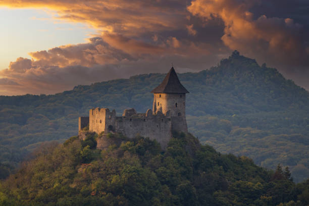 castelo somoska na fronteira húngara da eslováquia - hungary - fotografias e filmes do acervo