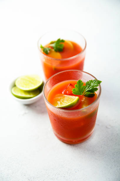cocktail à la tomate - tomato juice drink celery juice photos et images de collection