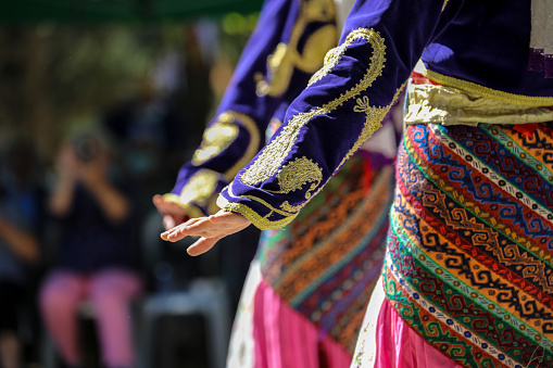 Turquía, Mugla, festival cultural local mentese folklore (efe zeybek) ropa de hombre y mujer photo