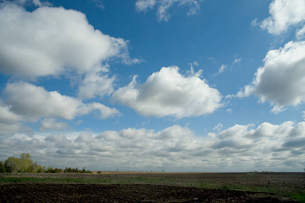 unplanted campo - nebraska midwest usa farm prairie imagens e fotografias de stock