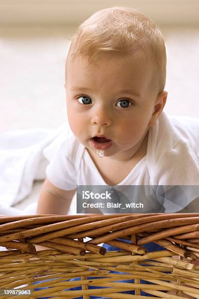 Dziecko Patrząc Zdziwiony - zdjęcia stockowe i więcej obrazów Blond włosy - Blond włosy, Chłopcy, Czynność