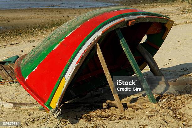 Foto de Barco Em Reparing e mais fotos de stock de Aprimoramento - Aprimoramento, Consertar, Fotografia - Imagem