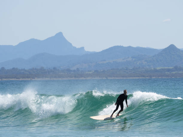 surfando uma onda na baía - full length one person action australian culture - fotografias e filmes do acervo