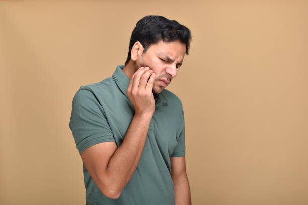 portrait of young man having toothache - dentist pain human teeth toothache imagens e fotografias de stock