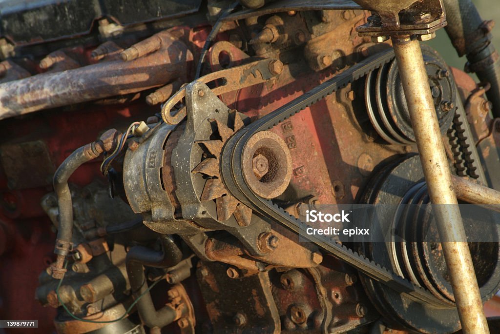 Alternatore motore di Arrugginito auto - Foto stock royalty-free di Cintura