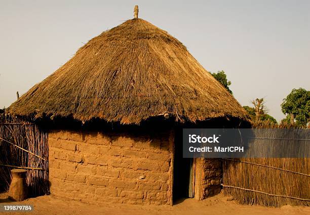 African Capanna Di Fango - Fotografie stock e altre immagini di Africa - Africa, Ambientazione esterna, Capanna