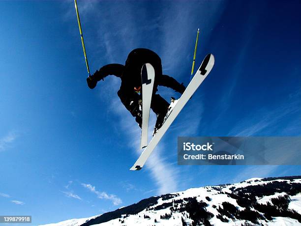 Foto de O Ferro Crosswith Esquis e mais fotos de stock de Saalbach - Saalbach, Alpes europeus, Azul