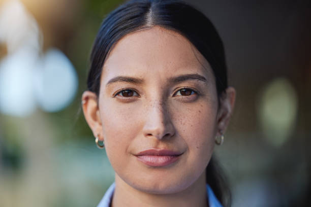 ritratto ravvicinato del volto e degli occhi della donna di razza mista che guardano avanti e nella fotocamera. zoom headshot di una donna ispanica che fissa e guarda di fronte. cura degli occhi sana per un'ottica e una visione chiare - staring foto e immagini stock