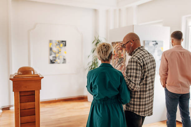 istock Couple in art gallery 1398800821