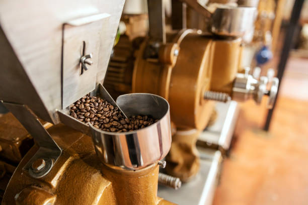 machine à moudre à café travaillant dans l’usine de café. - grinding photos et images de collection