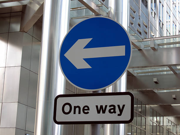 par trajet - one way road sign street single object photos et images de collection