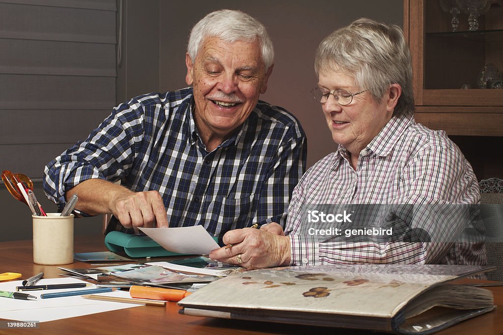 Glücklich altes Paar Sie ein Sammelalbum - Lizenzfrei Sammelalbum Stock-Foto