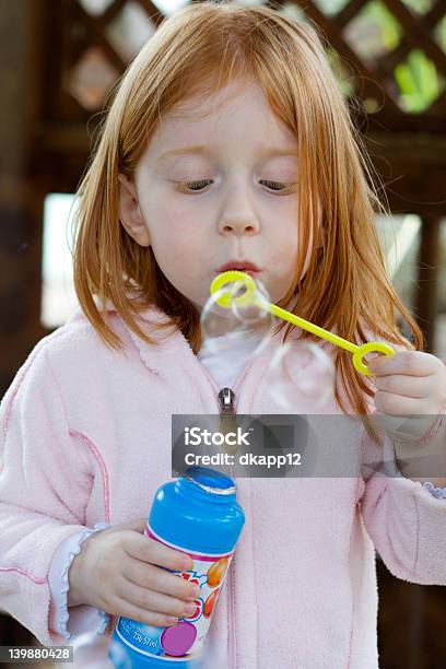 Foto de Bolhas De Primavera e mais fotos de stock de Atividade - Atividade, Bolha - Estrutura física, Brincalhão