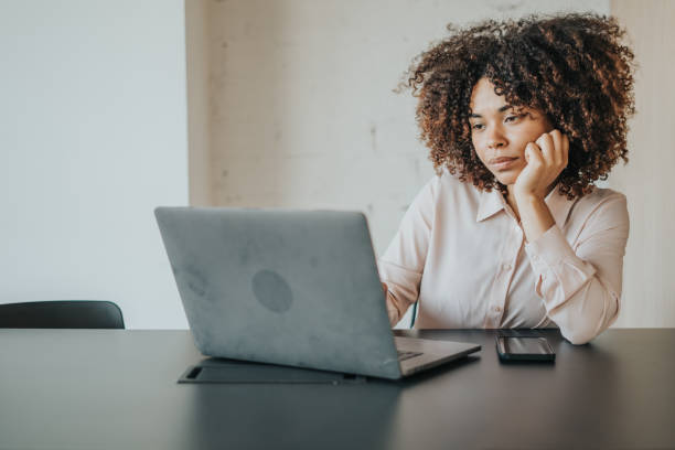 istock Businesswoman working at her desk 1398804981