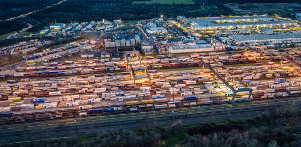 vista aérea de la estación de mercancías con trenes de carga - shunting yard freight train cargo container railroad track fotografías e imágenes de stock