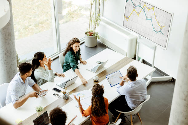 technology is a part of every modern meeting - brainstorming team learning business imagens e fotografias de stock