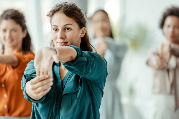 mujeres de negocios que se estiran en la oficina - break office 30s 20s fotografías e imágenes de stock