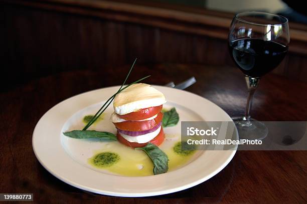 Ensalada Caprese Foto de stock y más banco de imágenes de Alimento - Alimento, Asistencia sanitaria y medicina, Cena