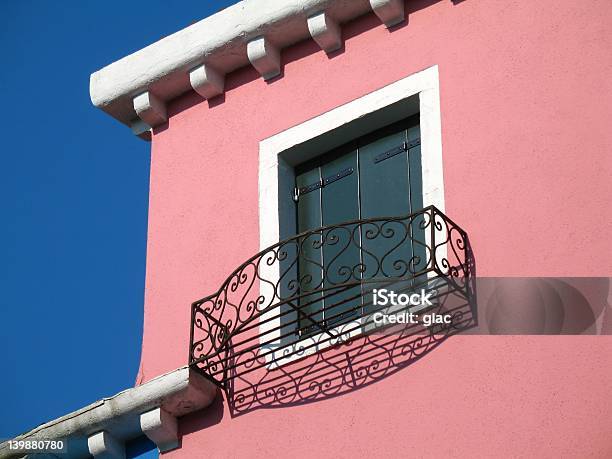 Rosa Ventana Foto de stock y más banco de imágenes de Azul - Azul, Cielo, Rosa pálido