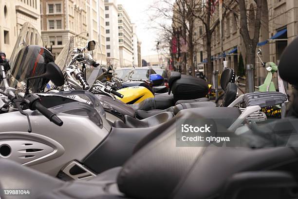 Motocykl Wiersz - zdjęcia stockowe i więcej obrazów Benzyna - Benzyna, Bez ludzi, Bicykl