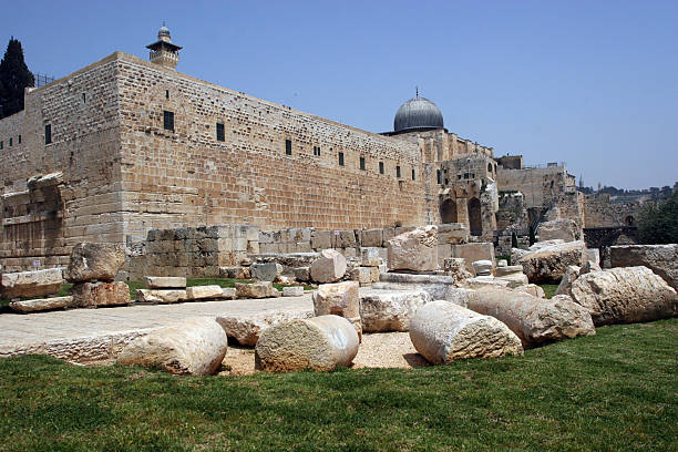 istock Jerisalem Old City Walls 139881109