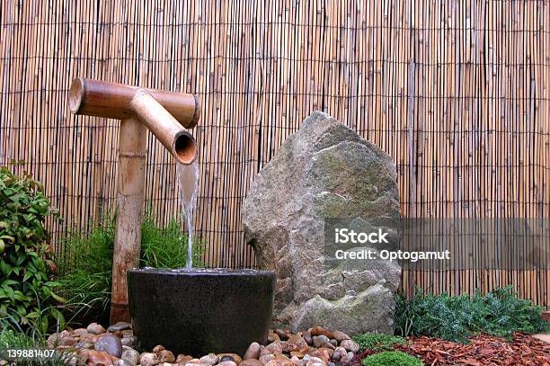 Garten Und Wasserspiel Stockfoto und mehr Bilder von Bambus - Material - Bambus - Material, Blumenbeet, Fels