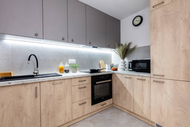 작은 새 아파트에 장착 된 주방, - small domestic kitchen apartment rental 뉴스 사진 이미지