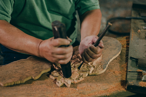 The daily life of a disabled woodcarver