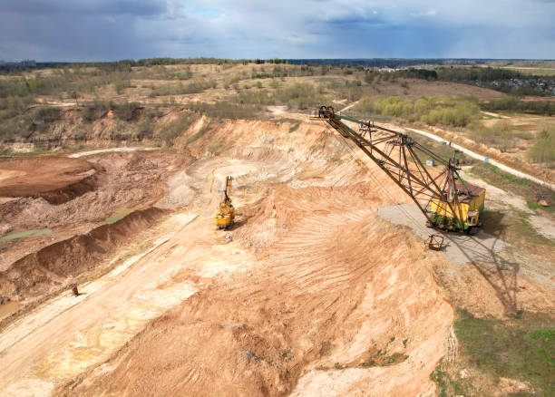 escavatore dragline a piedi in fossa aperta sullo sviluppo della dolomite. grande muskie nell'estrazione mineraria a cielo aperto. - drag line foto e immagini stock