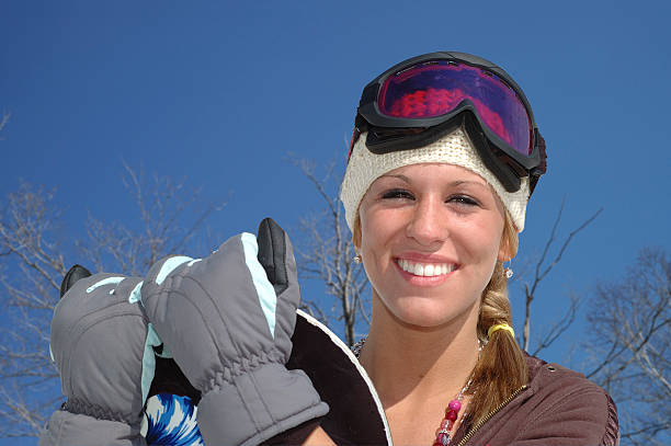 Blond teen Mädchen mit snowboard vor blauem Himmel – Foto