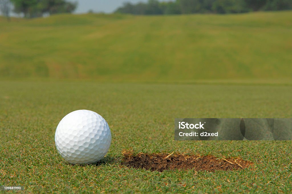 Zamknij zatem-golf Piłka obok otworu - Zbiór zdjęć royalty-free (Biznes)