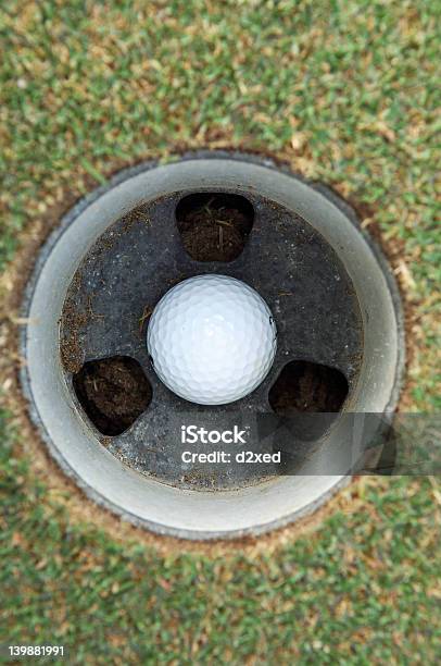 Bola De Golfe No Buraco - Fotografias de stock e mais imagens de Atirar à Baliza - Atirar à Baliza, Balançar, Bola