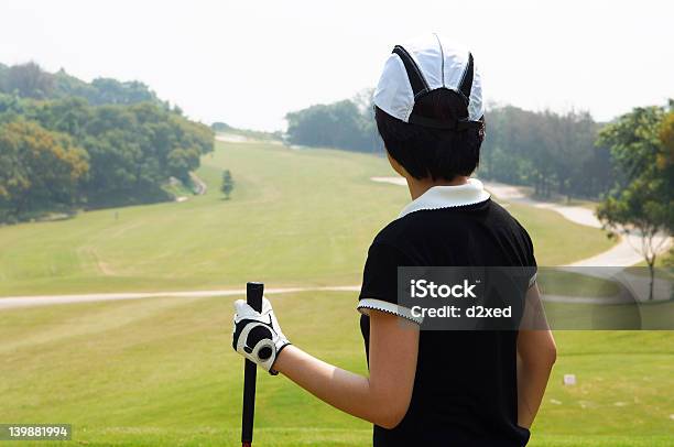 Foto de Mulher Esperando Para Jogar Golfe e mais fotos de stock de Agarrar - Agarrar, Golfe, Bola de Golfe