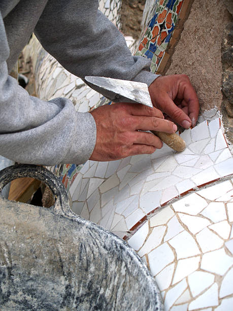 carrelage en mosaïque travailleur - mosaic tile antonio gaudi art photos et images de collection