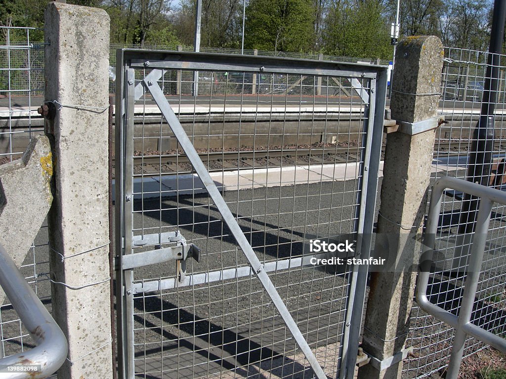 Ворота до железнодорожного вокзала на платформе - Стоковые фото Башня роялти-фри