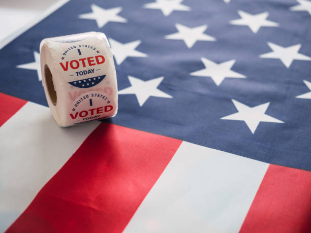 コピースペース付きの「i voted」ステッカーが付いた米国旗。選挙の概念 - 投票 ストックフォトと画像