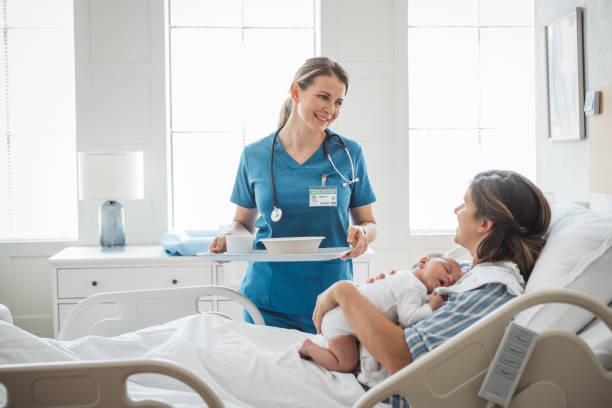 生まれたばかりの赤ん坊と母親を病院に入院させる - maternity clinic ストックフォトと画像