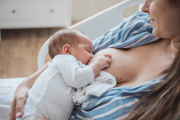 병원 병동에서 어머니와 함께 태어난 신생아 - breastfeeding mother newborn baby 뉴스 사진 이미지