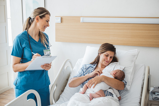 Bebé recién nacido con su madre en el hospital photo