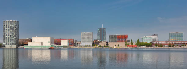 vista de un día de la ciudad holandesa de almere en flevoland, países bajos - almere fotografías e imágenes de stock