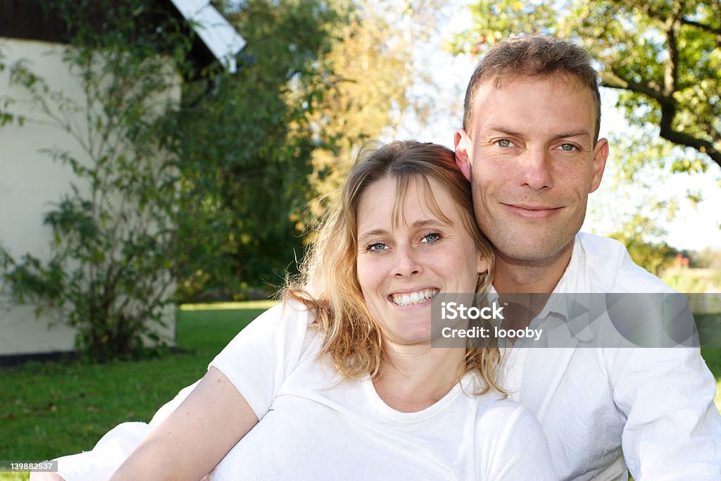 Affectueux couple - Photo de Enthousiaste libre de droits