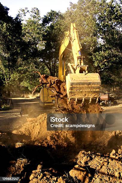 Excavator Entfernen Baumstumpf Stockfoto und mehr Bilder von Ausgedörrt - Ausgedörrt, Bagger, Baugewerbe