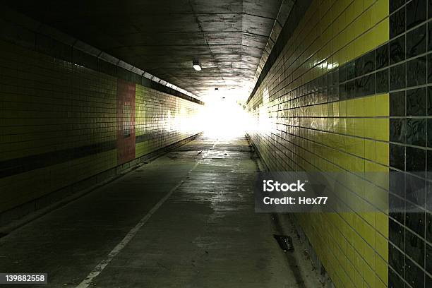 Túnel Foto de stock y más banco de imágenes de Andar en bicicleta - Andar en bicicleta, Baldosa, Calle