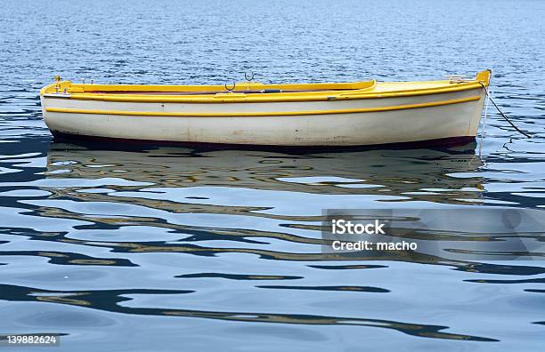 Barca - Fotografie stock e altre immagini di Acqua - Acqua, Ambientazione esterna, Barca da pesca