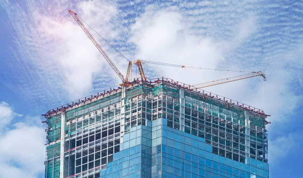 chantier sur fond de ciel bleu - apartment window sky sun photos et images de collection