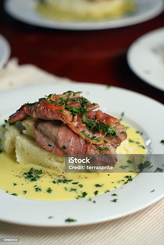 Des Scallopini de veau avec une Beure Blanc, portrait - Photo de Veau - Viande de boeuf libre de droits