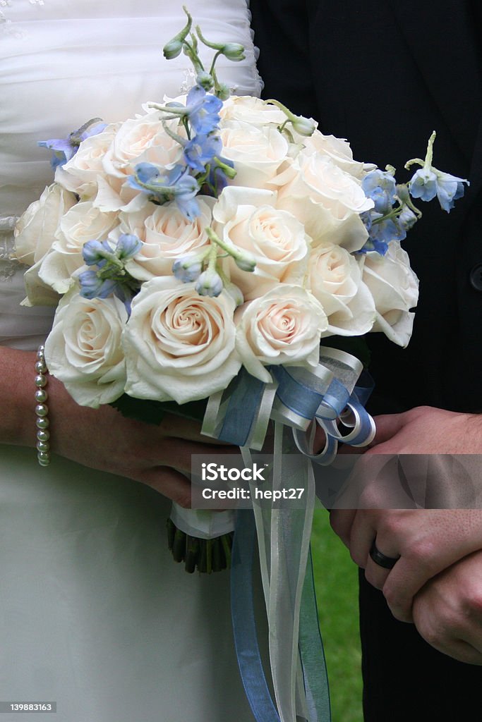 Braut und Bräutigam halten Brautstrauß - Lizenzfrei Blumenbouqet Stock-Foto